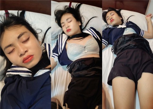 大神下药迷翻周末放假回家的侄女趁着哥哥嫂子不在家偷偷和她打 (2)