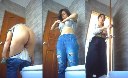 厕拍达人景区女公厕全景偸拍后续2颜值学生惊艳少妇 (3)