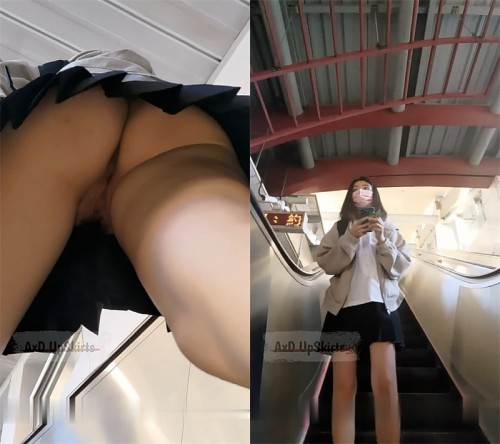 抄底不穿內裤的妹子 像是摆拍 (1)