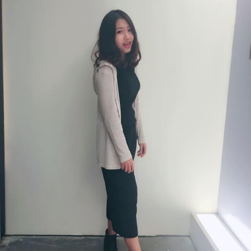 남자친구와 헤어진 아름다운 여고생