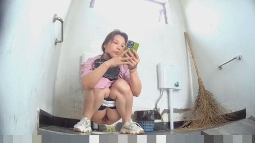 2023 8月最新厕拍大神潜入风景区女 (1)