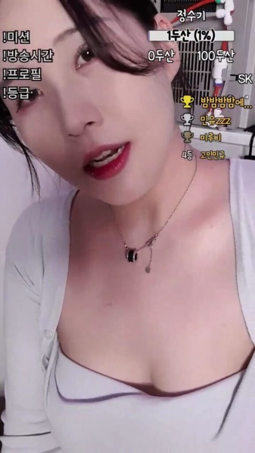 000000702 576x1024